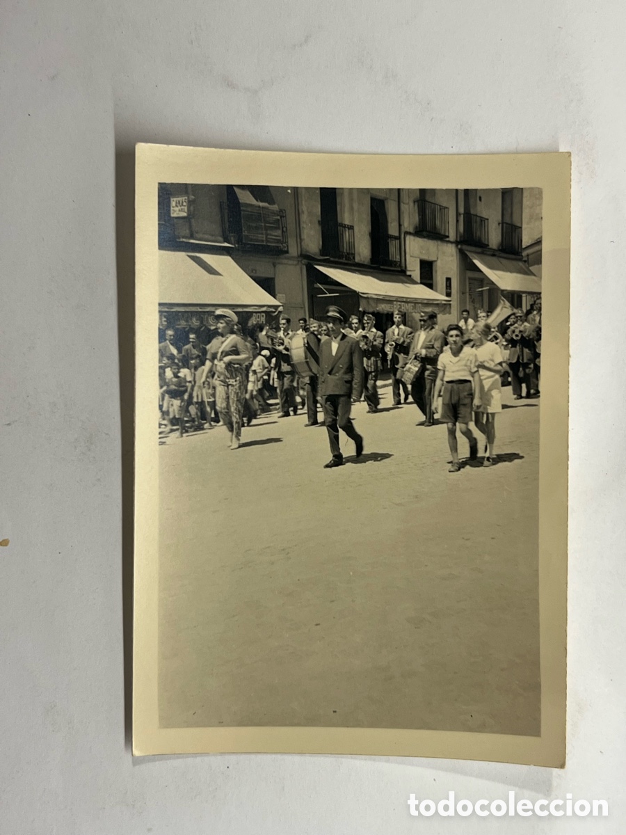 Fotograf&iacute;a antigua: LEDRADA, B&eacute;jar (Salamanca) Desfile Banda de M&uacute;sica.. Casa Jamones Bermejo.. (h.1960?)