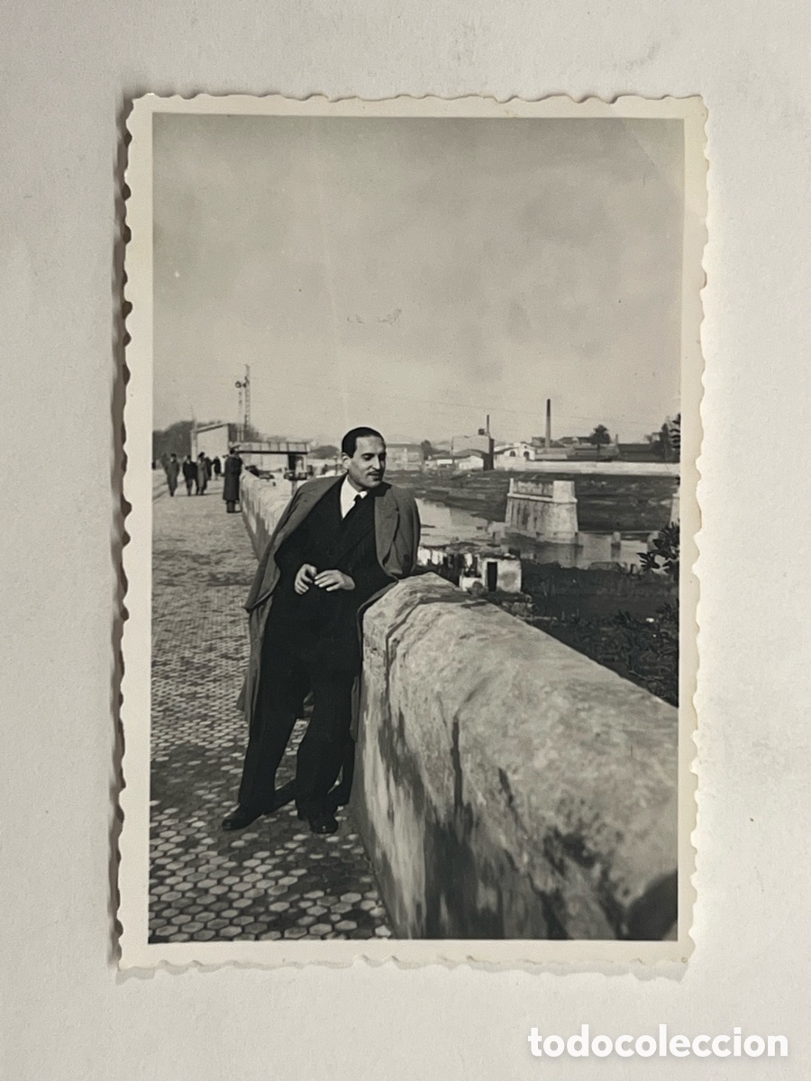 Fotograf&iacute;a antigua: VALENCIA. Fotograf&iacute;a Se&ntilde;or junto cauce del R&iacute;o Turia (h.1930?)