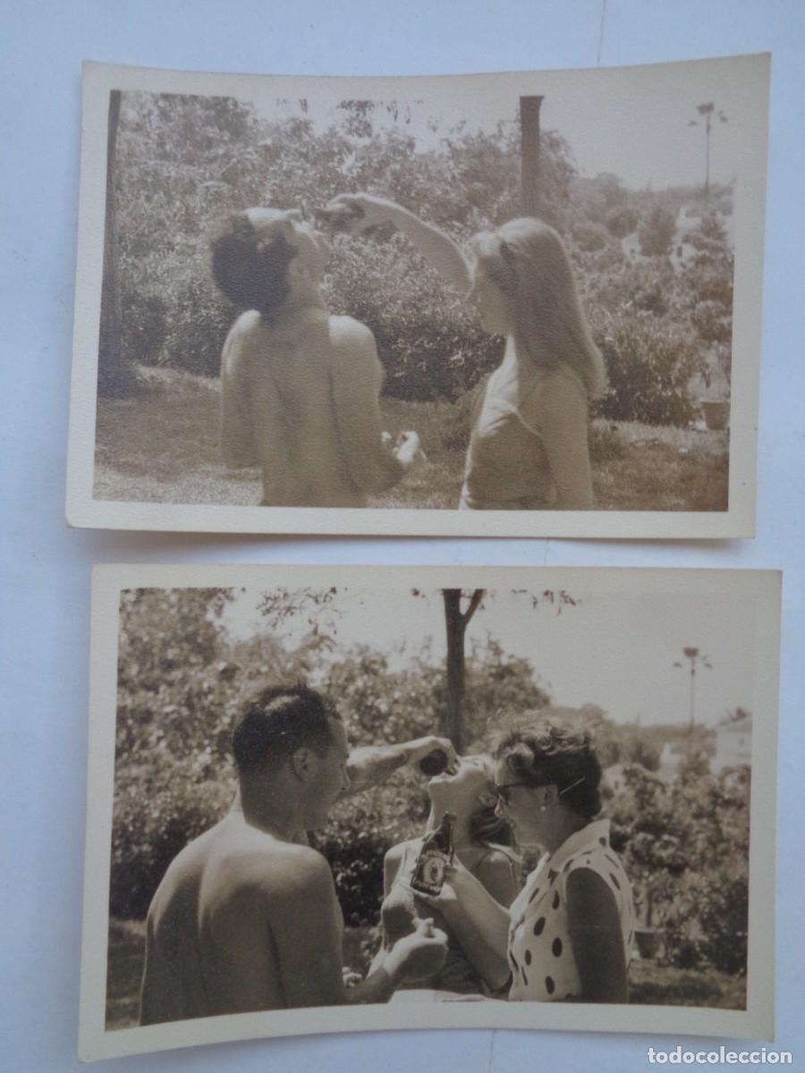 Fotograf&iacute;a antigua: LOTE DE 2 FOTOS DE JOVENES BEBIENDO BOTELLINES DE CERVEZA CRUZCAMPO A MORRO, 1958