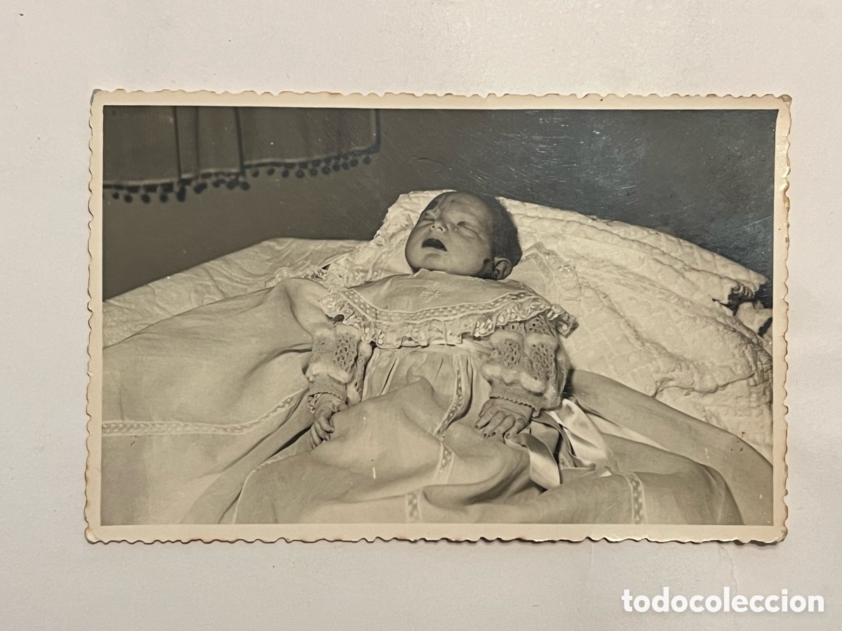Fotograf&iacute;a antigua: POSTMORTEM. Burjasot (Valencia) Foto Bordas y N&uacute;&ntilde;ez.. El &Aacute;ngel que subi&oacute; al cielo.. (h.1950?)