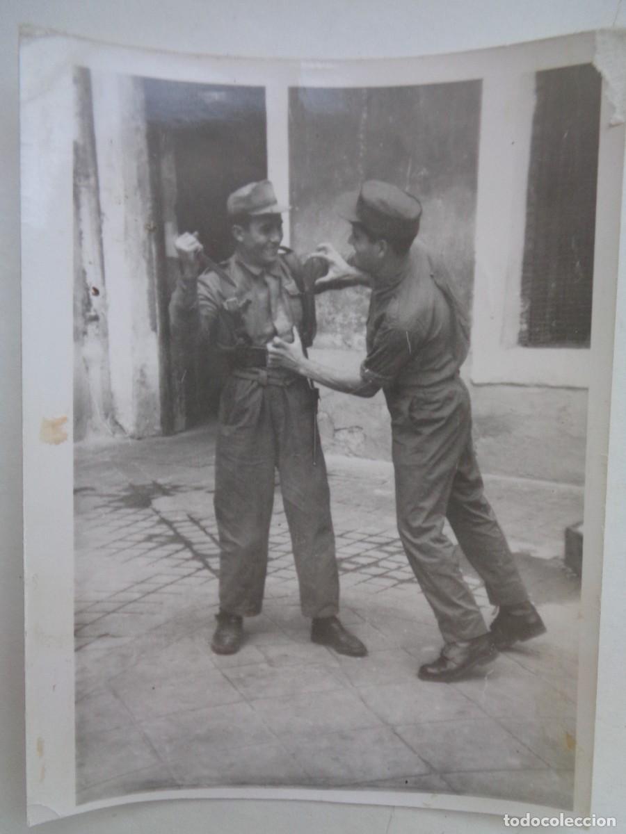 Fotograf&iacute;a antigua: FOTO DE MILITARES HACIENDO EL TONTO: SIMULANDO UNA PELEA CON BAYONETA