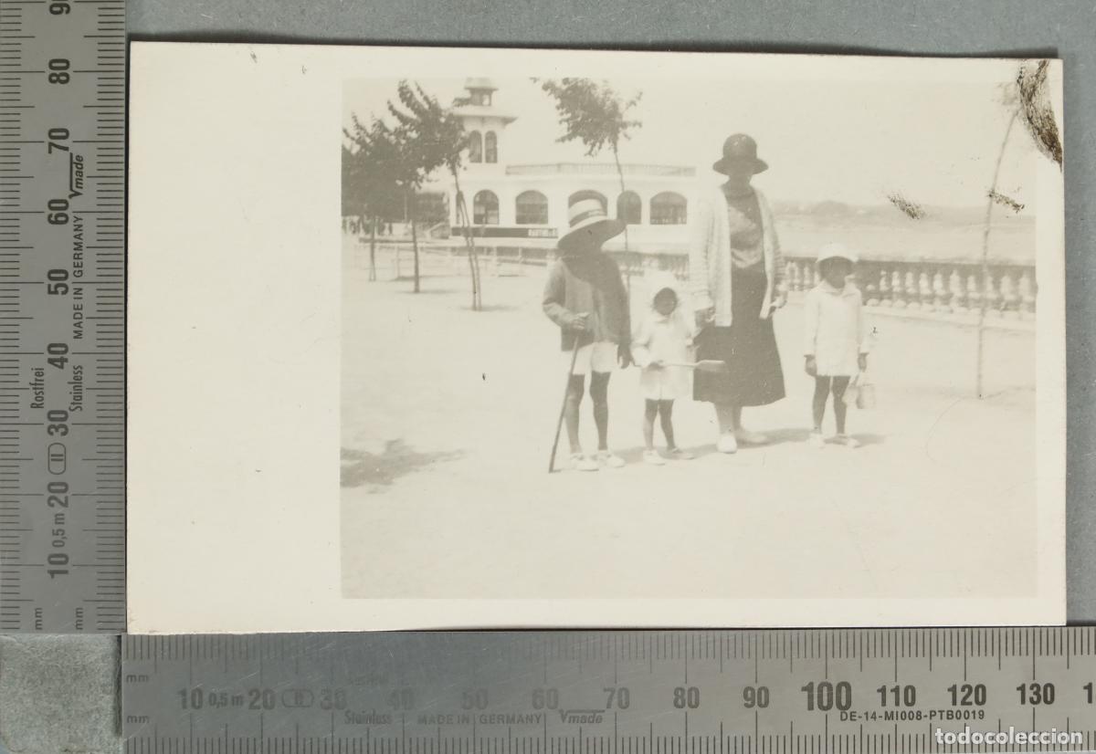 Photographie ancienne: FOTOGRAFIA. Ni&ntilde;os y mujer en el paseo maritimo. POSIBLEMENTE SAN SEBASTIAN hacia 1920