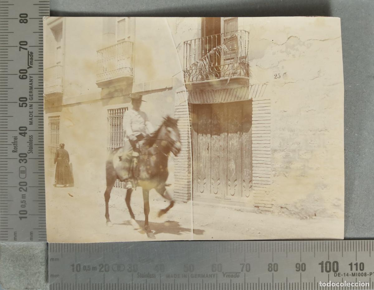 Photographie ancienne: FOTOGRAFIA. Jinete a caballo frente a fachada tradicional. &iquest;VILLACARRILLO? HACIA 1900