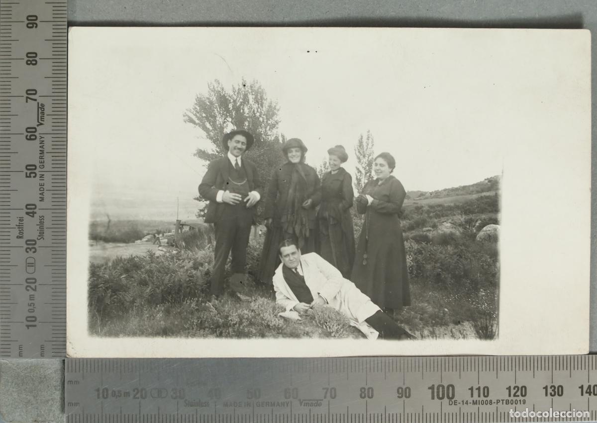 Fotograf&iacute;a antigua: FOTOGRAFIA. Grupo de personas en el campo DETRAS MAQUINARIA TRABAJO hacia 1910