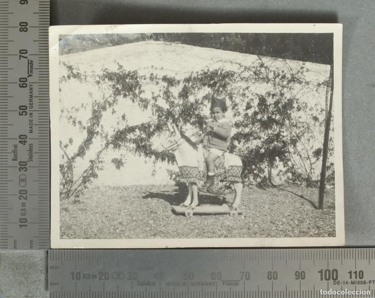 Fotograf&iacute;a antigua: FOTOGRAFIA. Ni&ntilde;o montado en caballo de juguete sobre ruedas hacia 1930