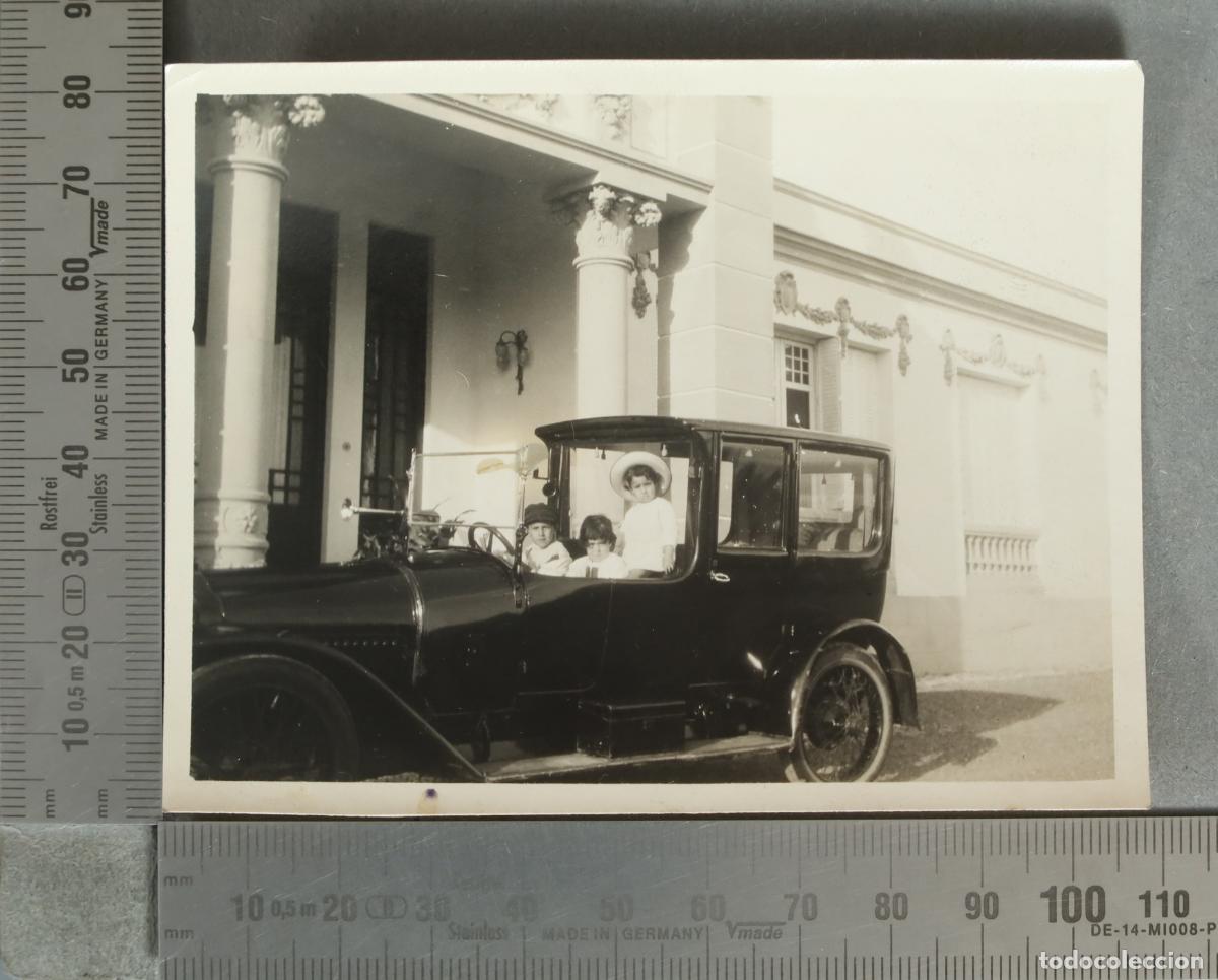 Fotograf&iacute;a antigua: FOTOGRAFIA. Ni&ntilde;os en autom&oacute;vil antiguo frente a edificio hacia 1910