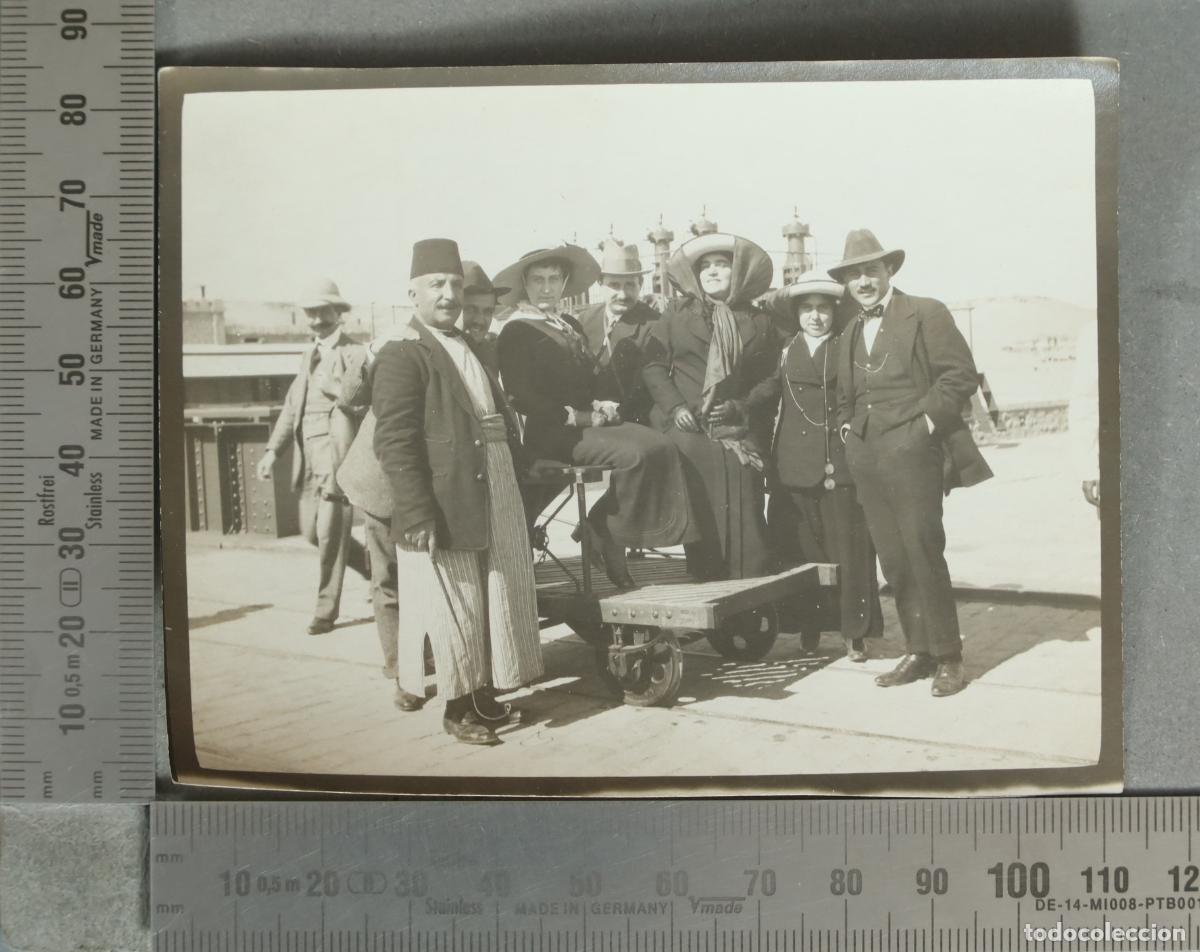 Fotograf&iacute;a antigua: FOTOGRAFIA. Grupo de personas junto a vagoneta en puerto hacia 1910