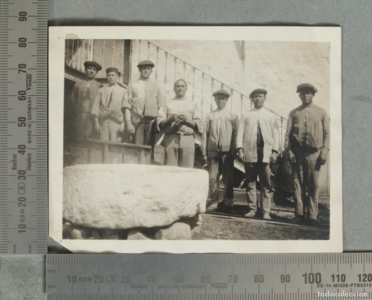 Fotograf&iacute;a antigua: FOTOGRAFIA. Hombres junto a un molino. JORNALEROS. &iquest;VILLACARRILLO? hacia 1920