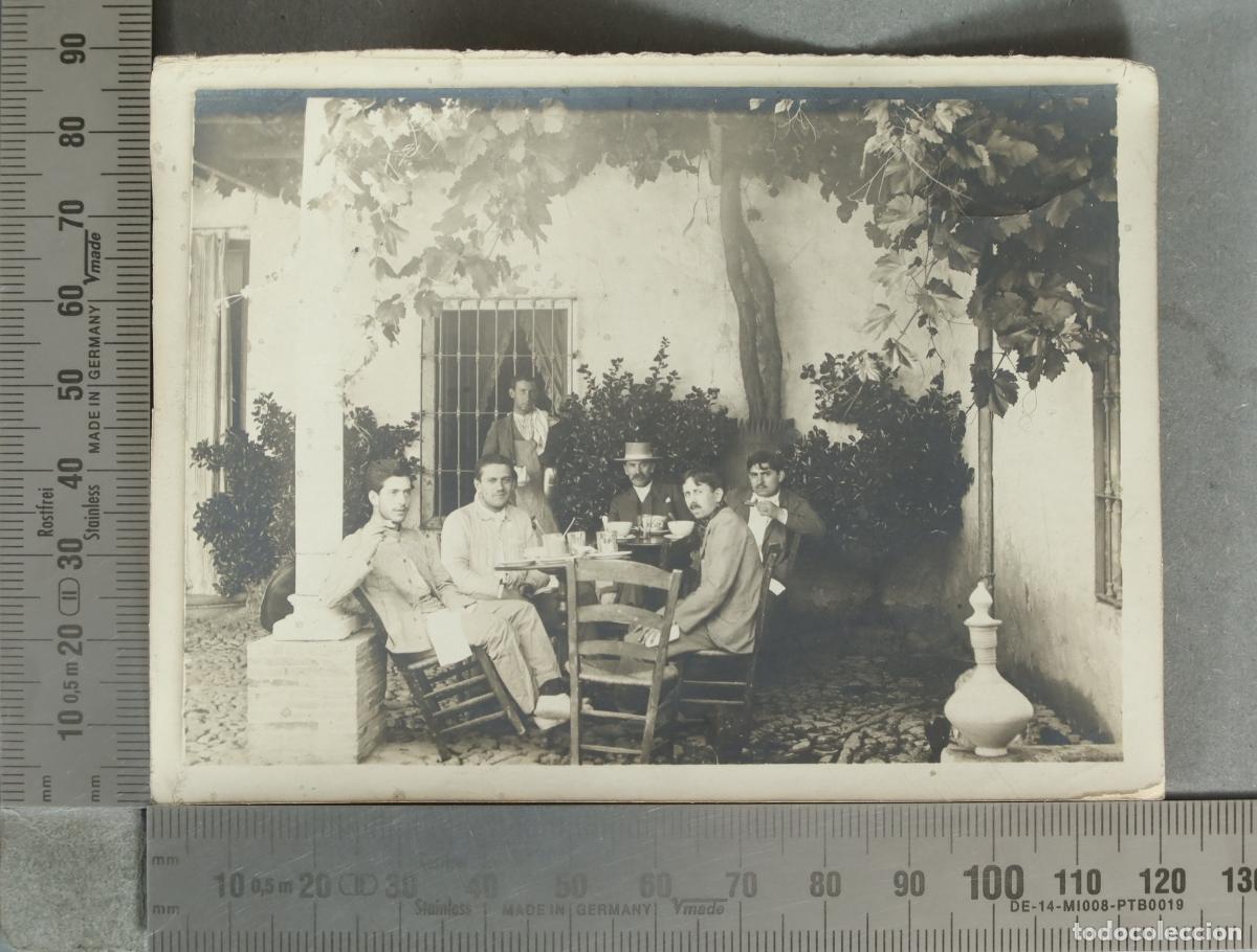 Fotograf&iacute;a antigua: FOTOGRAFIA. Grupo de hombres sentados MERENDANDO. ANDALUCIA hacia 1920