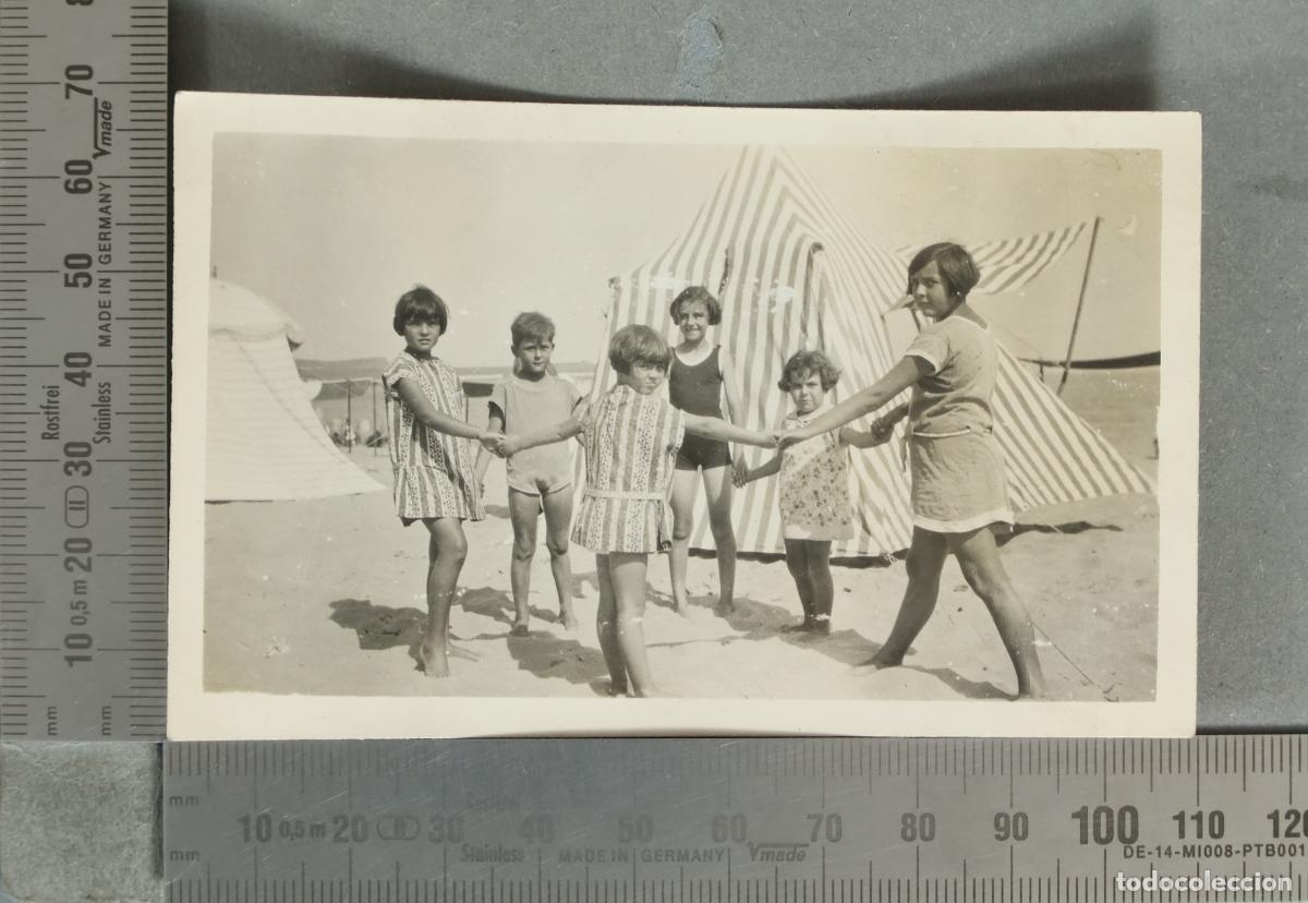 Fotograf&iacute;a antigua: FOTOGRAFIA. Ninos jugando en la playa hacia 1920