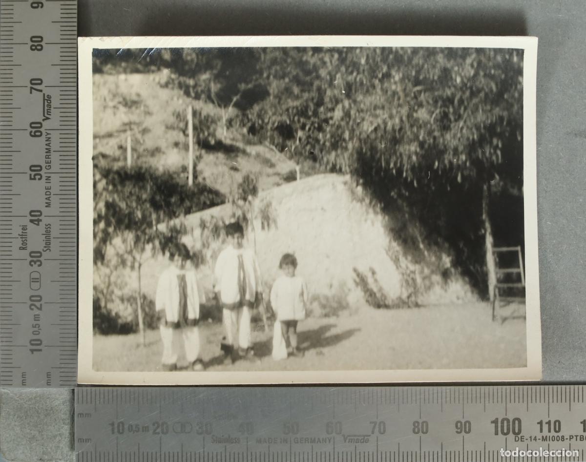 Fotograf&iacute;a antigua: FOTOGRAFIA. Tres ni&ntilde;os en el campo hacia 1930
