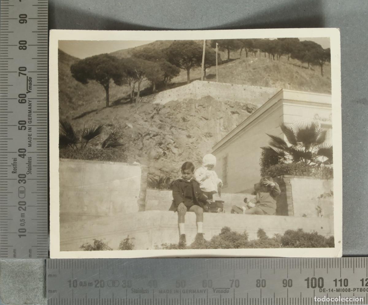 Fotograf&iacute;a antigua: FOTOGRAFIA. Ni&ntilde;os jugando al aire libre CAMIONES DE JUGUETE hacia 1920