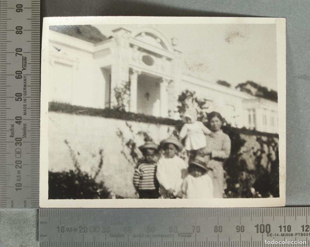 Fotograf&iacute;a antigua: FOTOGRAFIA. Familia frente a edificio NOBLE hacia 1920