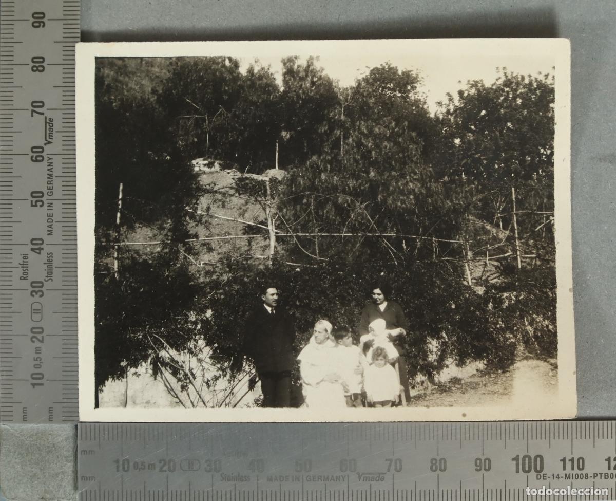 Fotograf&iacute;a antigua: FOTOGRAFIA. familia en exterior CON RELIGIOSO. hacia 1920