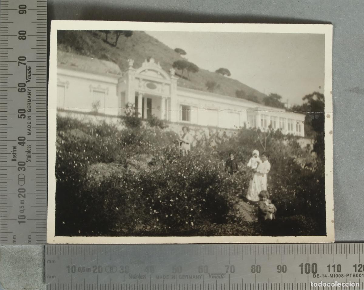 Fotograf&iacute;a antigua: FOTOGRAFIA. Edificio modernista con jardin y familia HACIA 1970