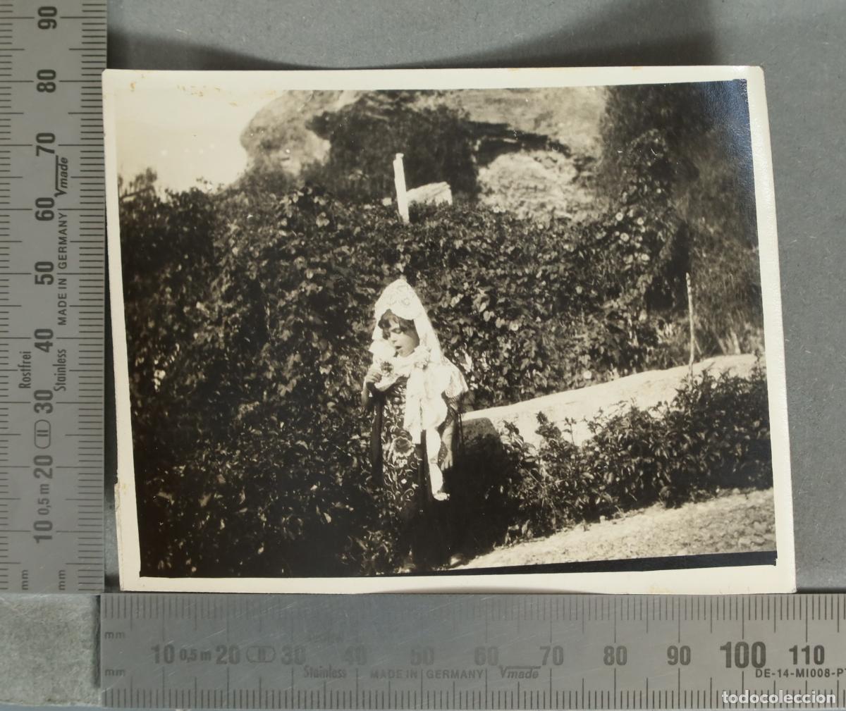 Fotograf&iacute;a antigua: FOTOGRAFIA. Ni&ntilde;a con MANTILLA Y MANTON hacia 1910