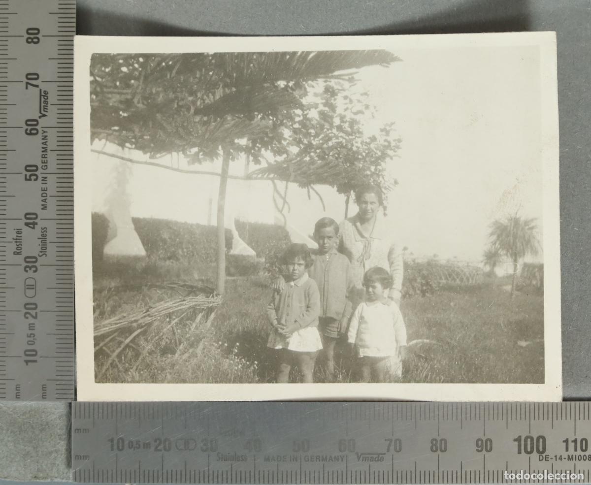 Fotograf&iacute;a antigua: FOTOGRAFIA. Familia en jardin hacia 1920