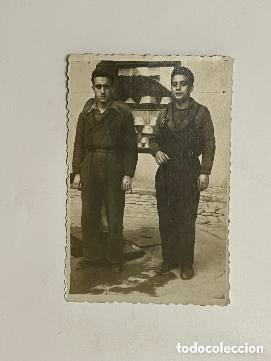 Fotograf&iacute;a antigua: BURJASOT (Valencia) Fotograf&iacute;a industrial.. J&oacute;venes con ropa de trabajo.. (h.1950?) Med&iacute;das: 9 x 6