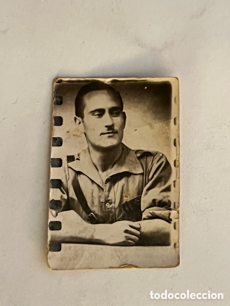 Fotograf&iacute;a antigua: FOTOMATON MILITAR.. Soldado con camisa de campa&ntilde;a y trinchas (h.1940?) Med&iacute;das: 3 x 4,5