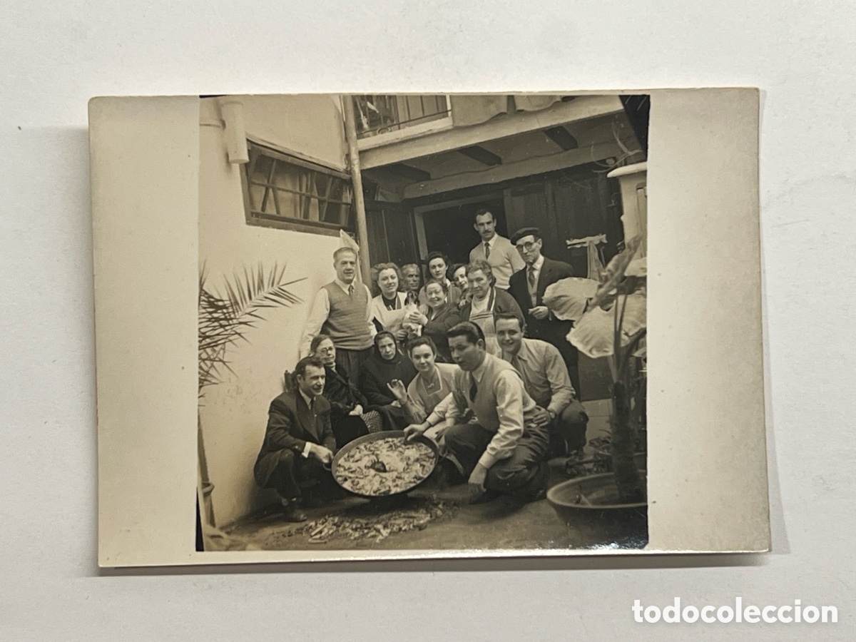 Fotograf&iacute;a antigua: VALENCIA. Fotograf&iacute;a antigua. Aquellas Paellas a le&ntilde;a ... (h.1960?) Med&iacute;das: 5 x 7,5 cm.