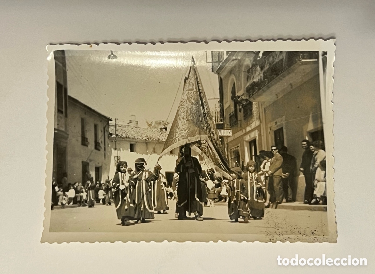 Fotograf&iacute;a antigua: HELL&Iacute;N (Albacete) Procesi&oacute;n Infantil con Estandarte (h.1960?) Med&iacute;das: 10 x 7 cm.,