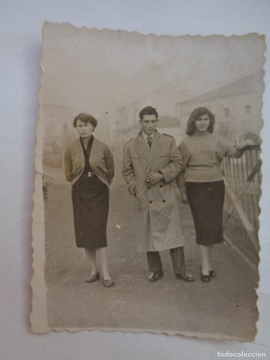 Fotograf&iacute;a antigua: MINUTERO DE PAREJA Y CARABINA PASEANDO. DE FRANCISCO SANCHEZ, VILLANUEVA DE LA SERENA ( BADAJOZ )
