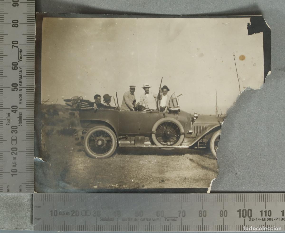 Fotograf&iacute;a antigua: FOTOGRAFIA. Hombres en coche antiguo y escopetas hacia 1920