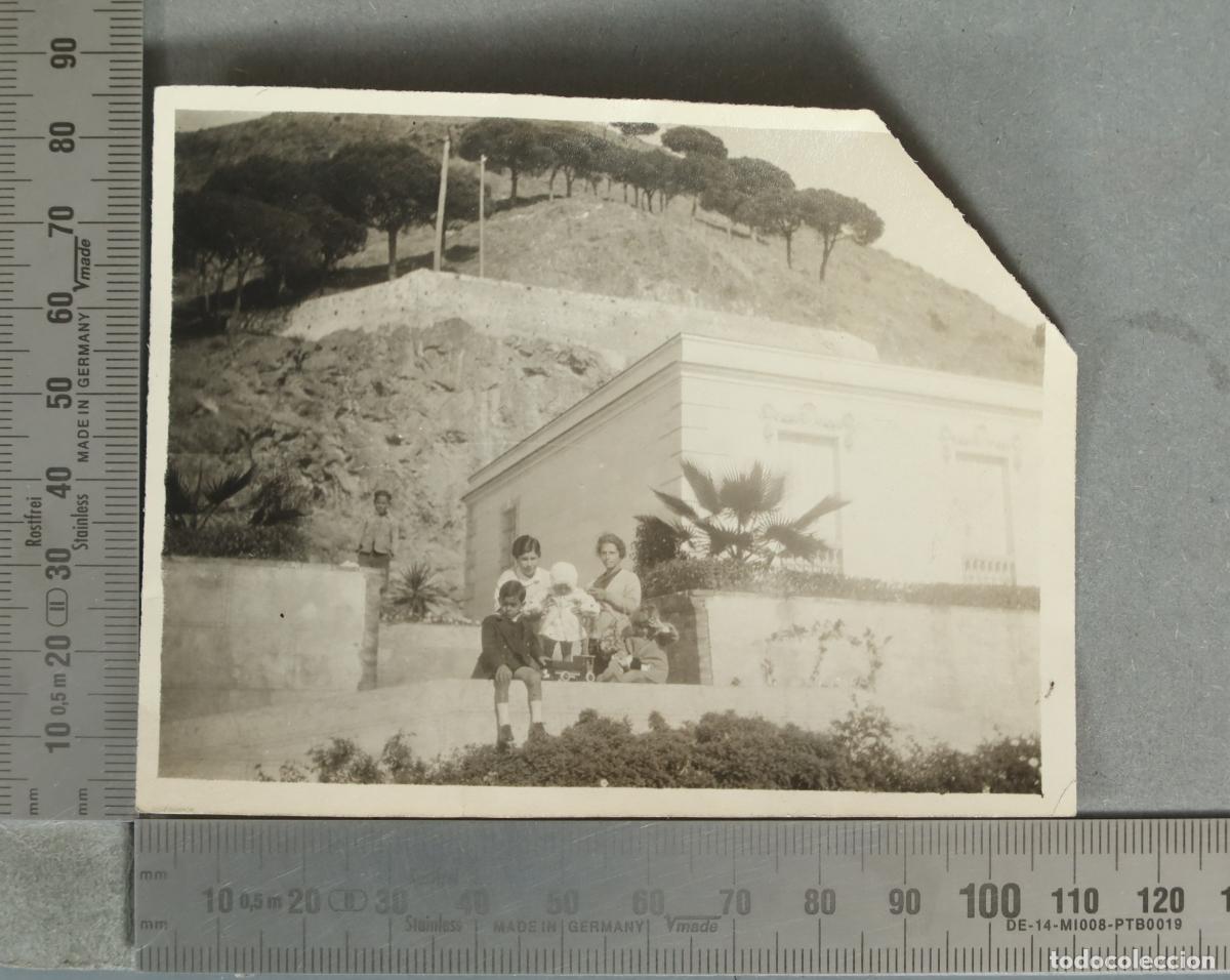 Fotograf&iacute;a antigua: FOTOGRAFIA. Familia frente a casa con colina arbolada. CON JUGUETES hacia 1920
