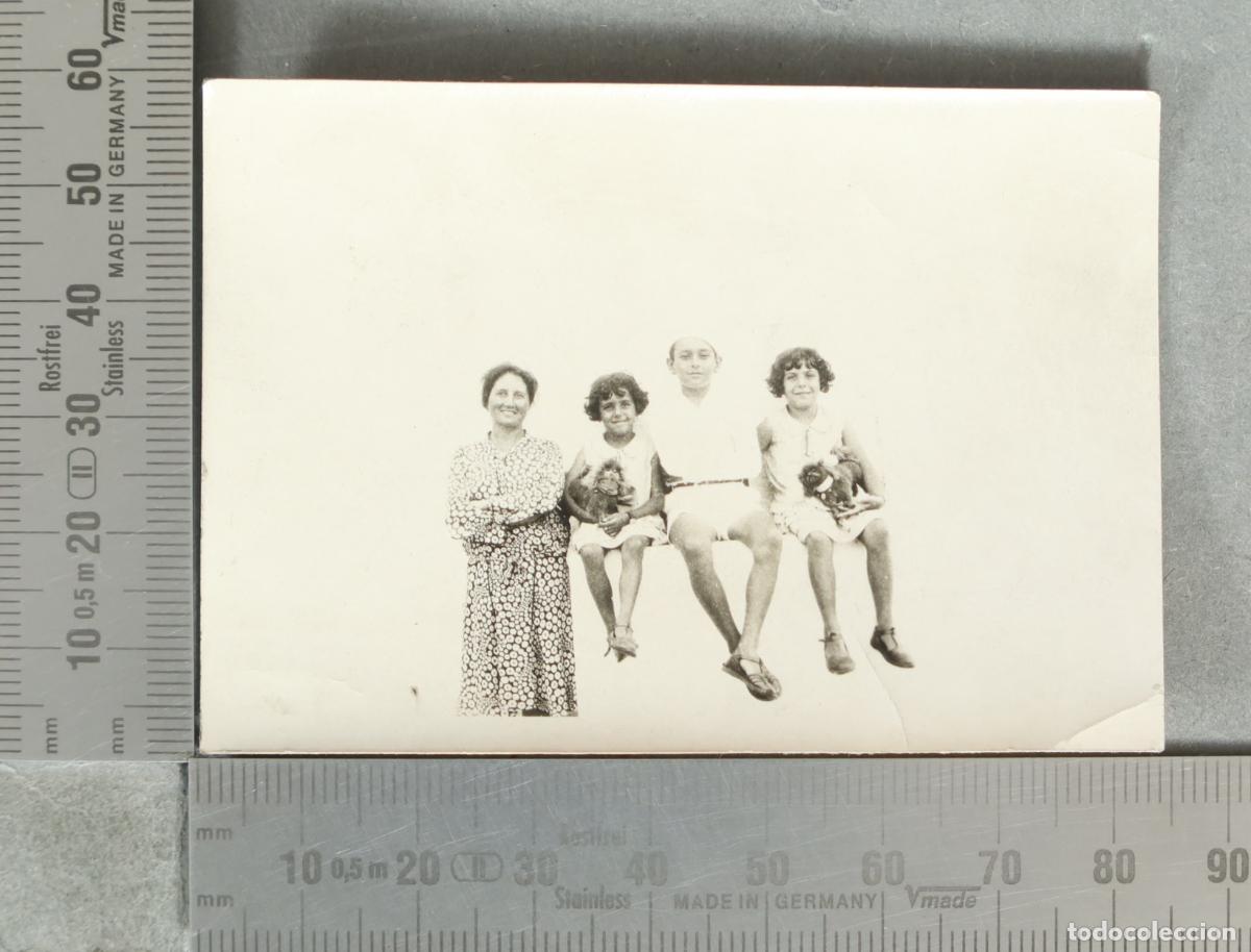Fotograf&iacute;a antigua: FOTOGRAFIA. con ni&ntilde;os y mascotas JUGUETE hacia 1930