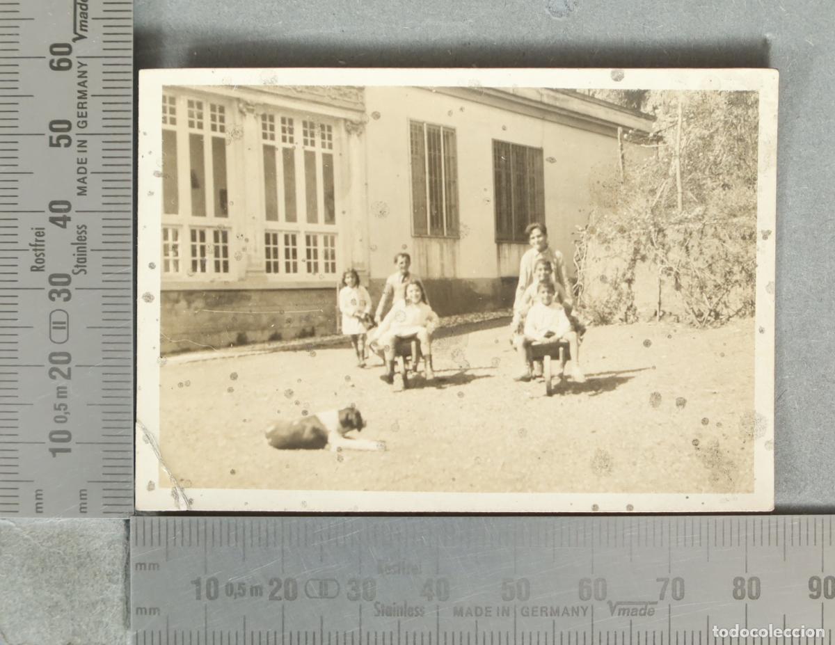 Fotograf&iacute;a antigua: FOTOGRAFIA. ni&ntilde;os jugando en el jard&iacute;n con perro hacia 1930