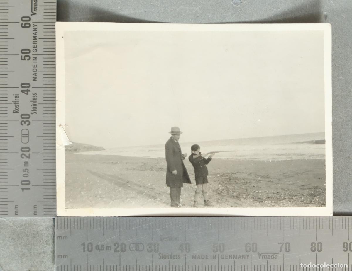 Fotograf&iacute;a antigua: FOTOGRAFIA. Hombre y ni&ntilde;o escopeta balines en la playa hacia 1930
