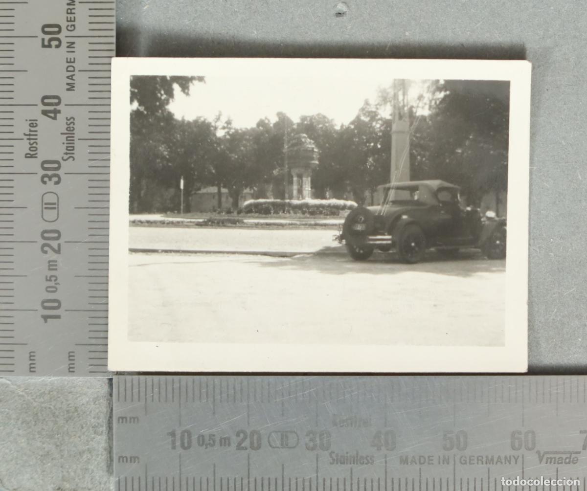 Fotograf&iacute;a antigua: FOTOGRAFIA. Coche antiguo en una plaza hacia 1930