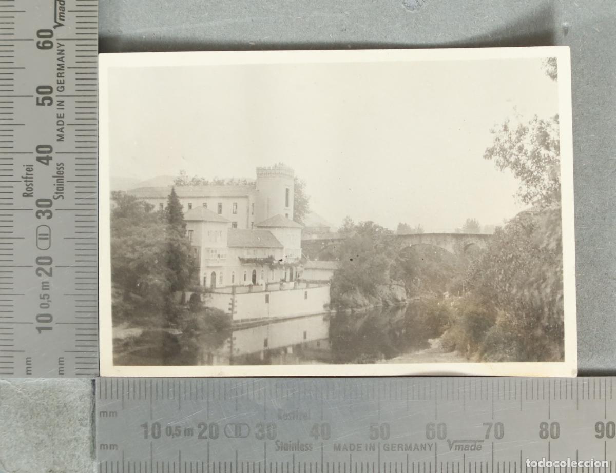 Fotograf&iacute;a antigua: FOTOGRAFIA. Paisaje fluvial con puente y edificio historico hacia 1930