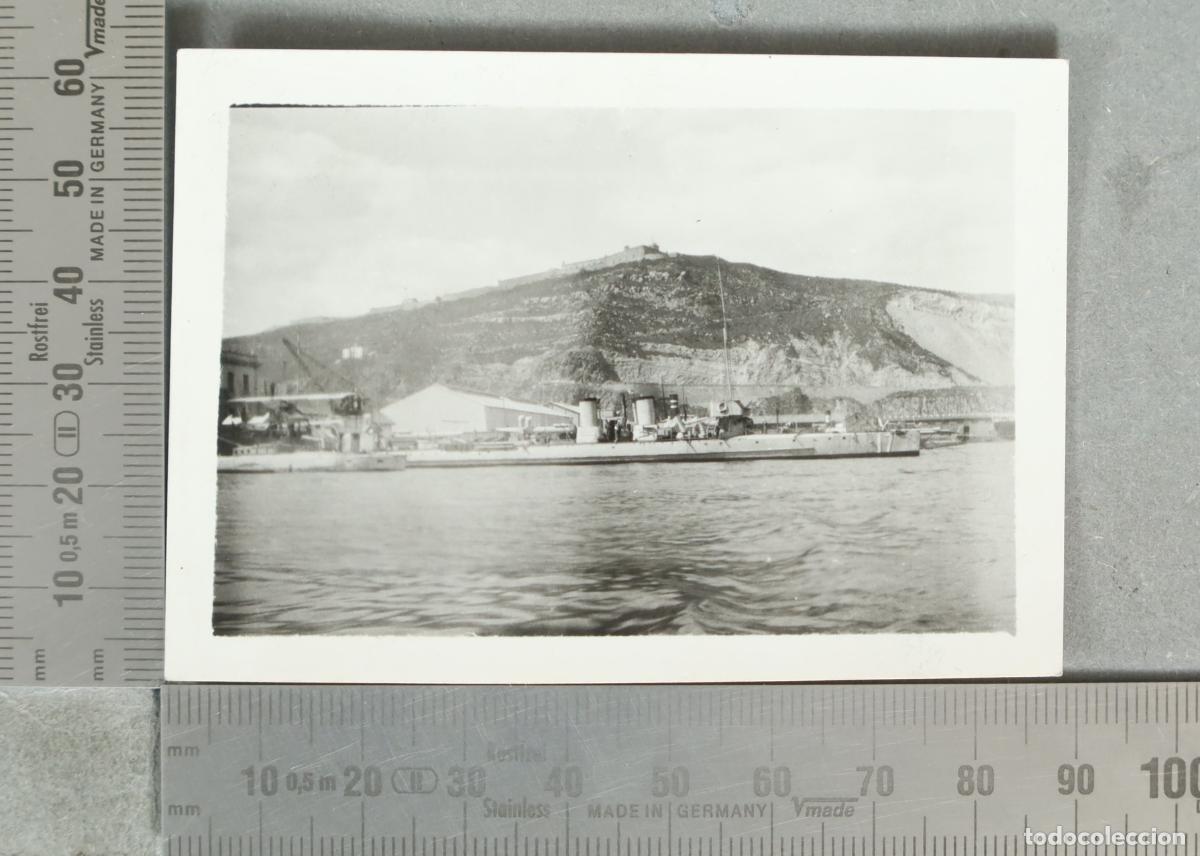 Fotograf&iacute;a antigua: FOTOGRAFIA. Barcelona - Un torpedero y al fondo el Castillo de Montjuich 1934