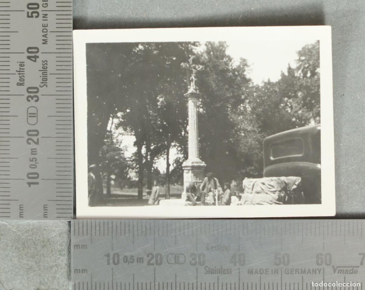 Fotograf&iacute;a antigua: FOTOGRAFIA. Monumento con columna y personas. CRUCEIRO hacia 1930