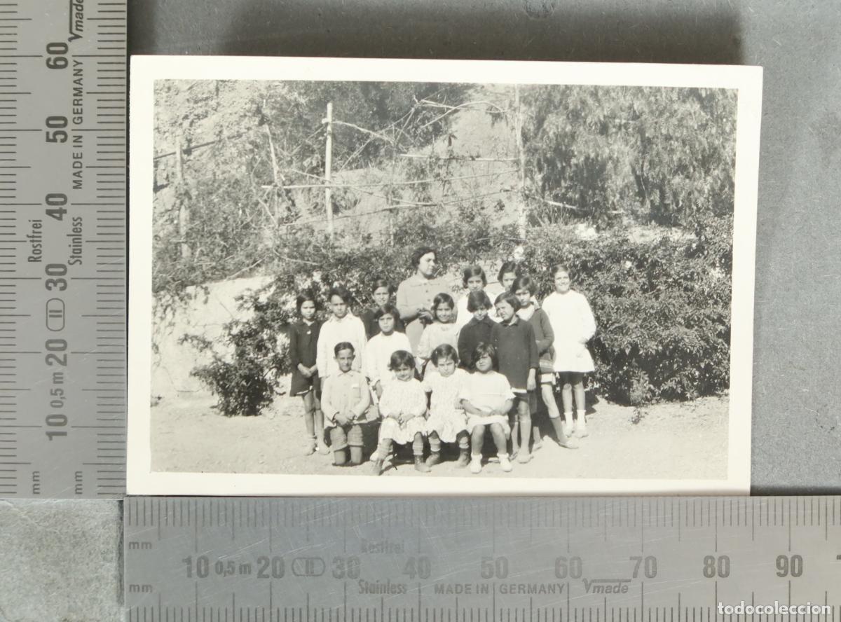 Fotograf&iacute;a antigua: FOTOGRAFIA. Grupo escolar al aire libre hacia 1930