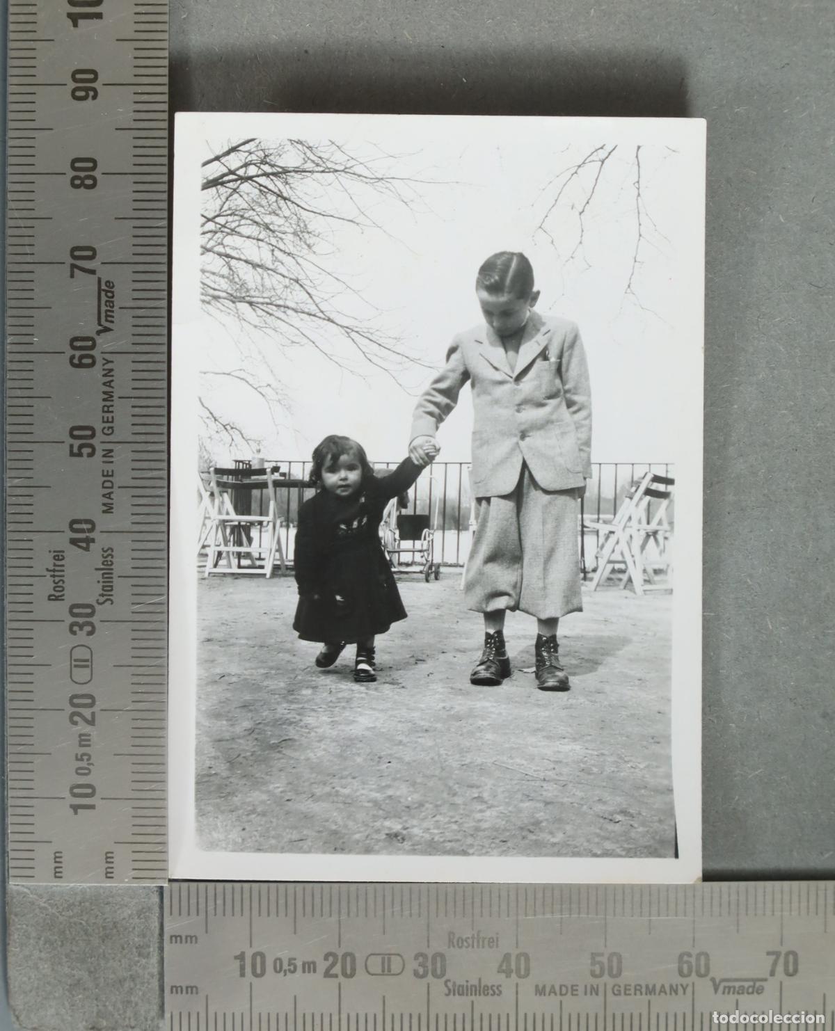 Fotograf&iacute;a antigua: FOTOGRAFIA. Ni&ntilde;os cogidos de la mano hacia 1930