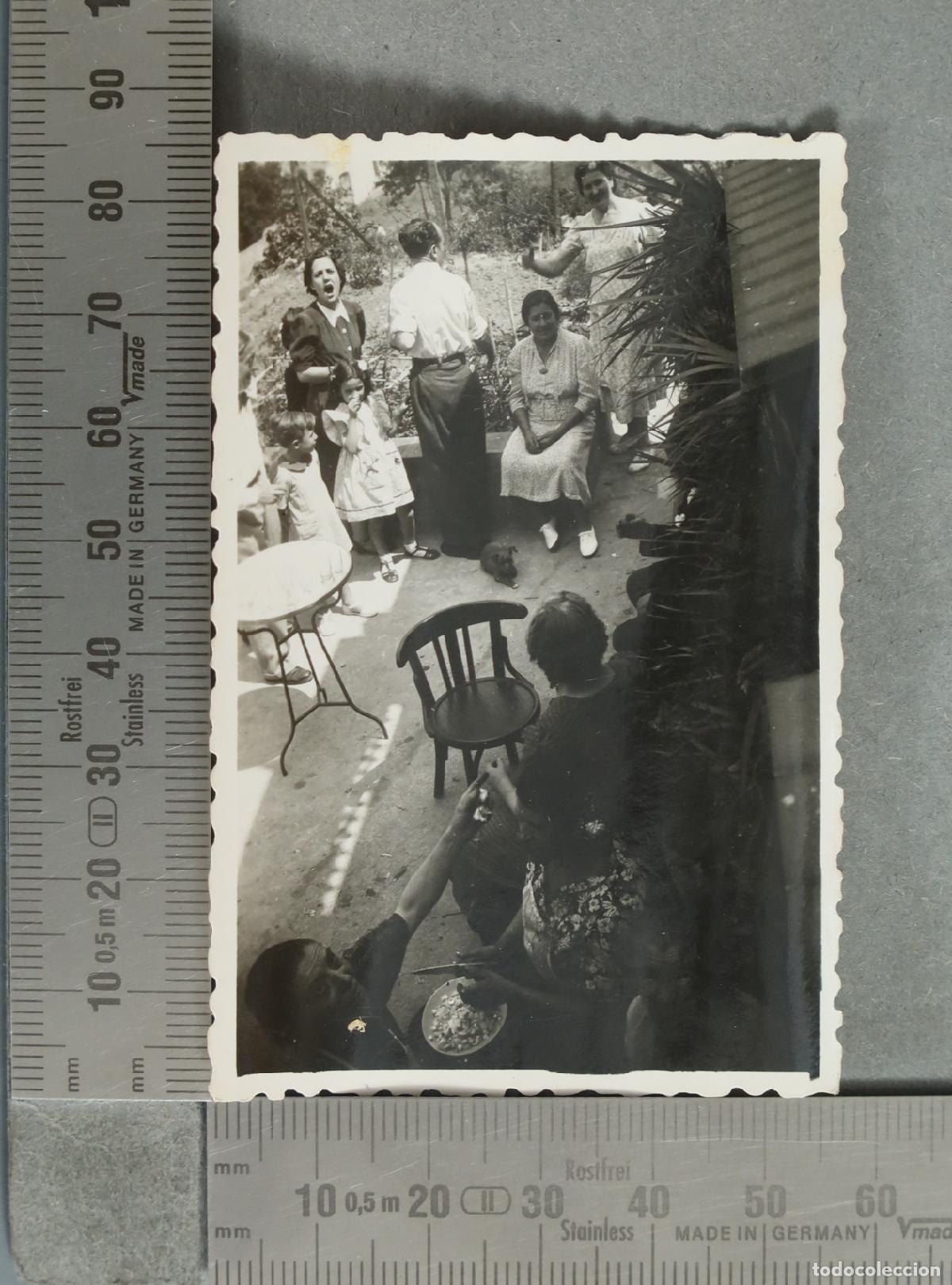Fotograf&iacute;a antigua: FOTOGRAFIA. reunion familiar en jardin 1942