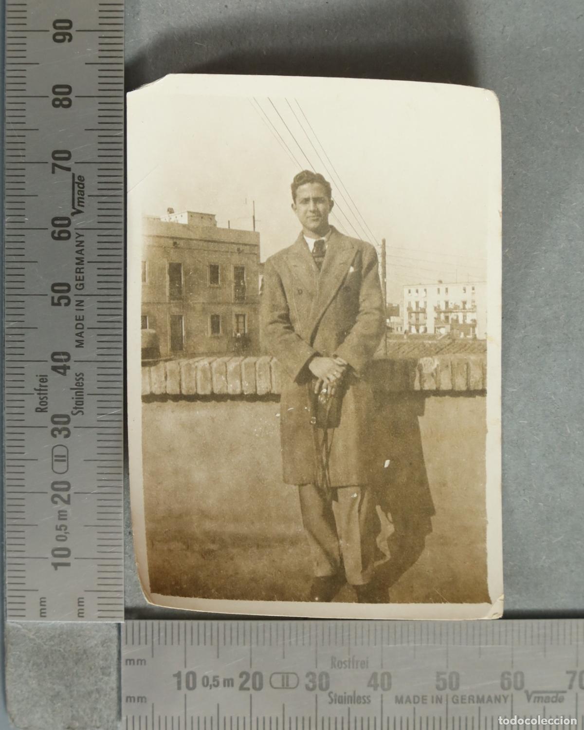 Fotograf&iacute;a antigua: FOTOGRAFIA. Hombre de pie con gabardina en una azotea hacia 1930
