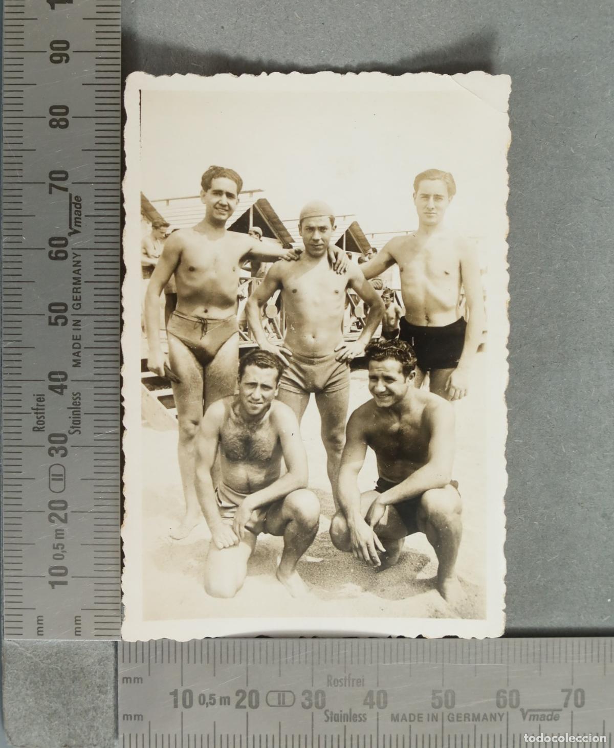 Fotograf&iacute;a antigua: FOTOGRAFIA. Grupo de hombres en la playa hacia 1930