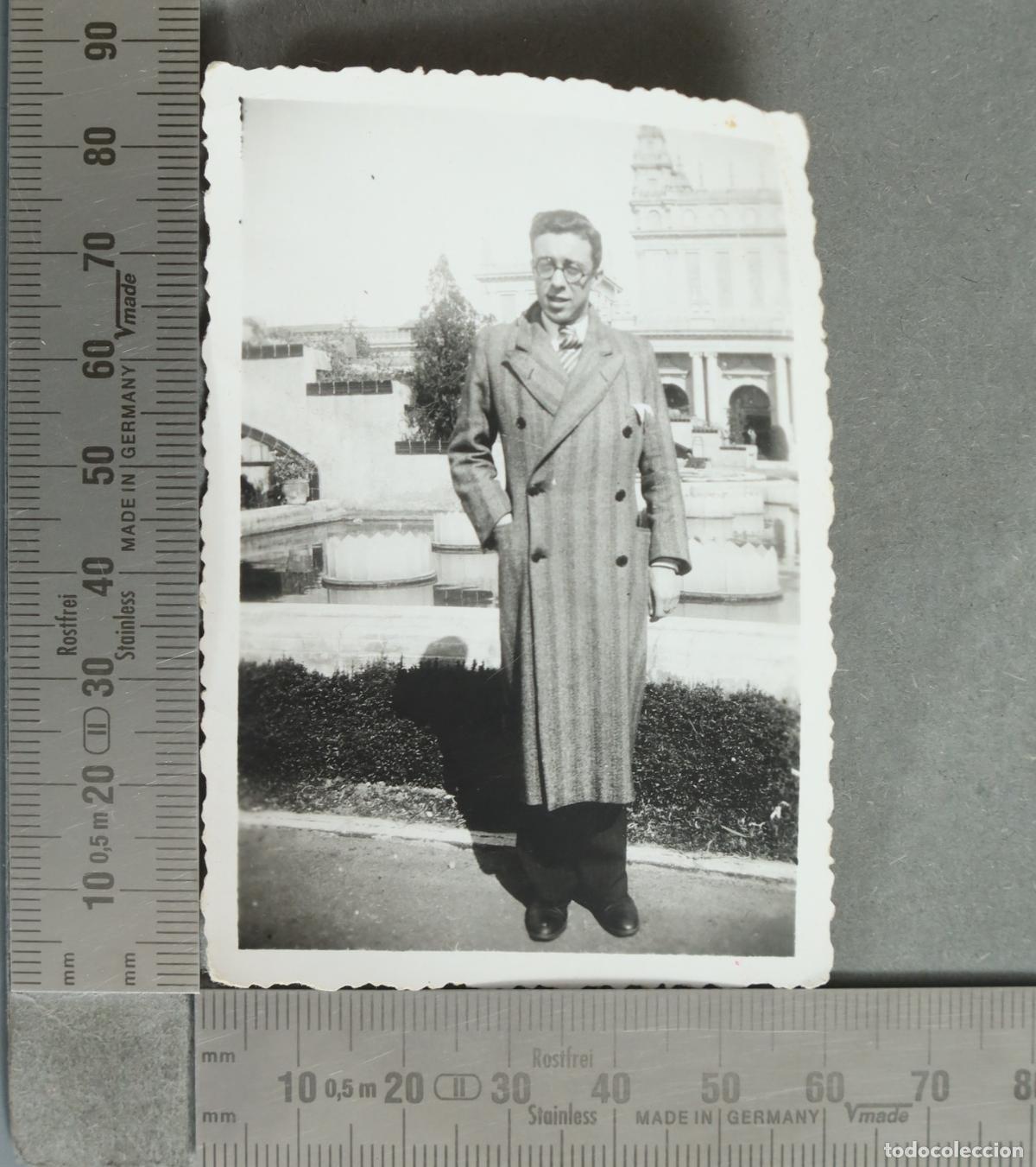Fotograf&iacute;a antigua: FOTOGRAFIA. Hombre con abrigo largo frente a edificio hacia 1930