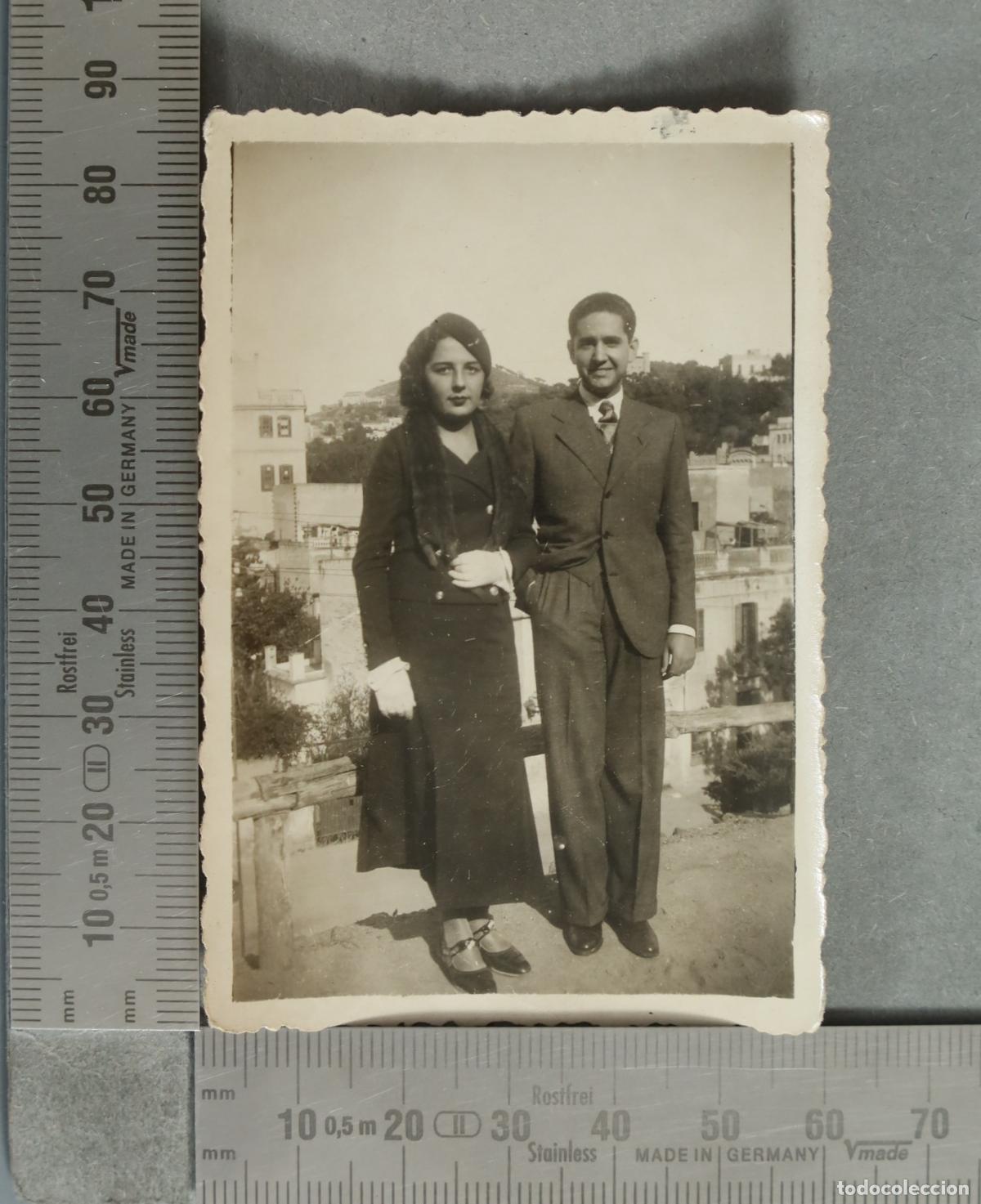 Fotograf&iacute;a antigua: FOTOGRAFIA. Pareja posando VISTA CIUDAD