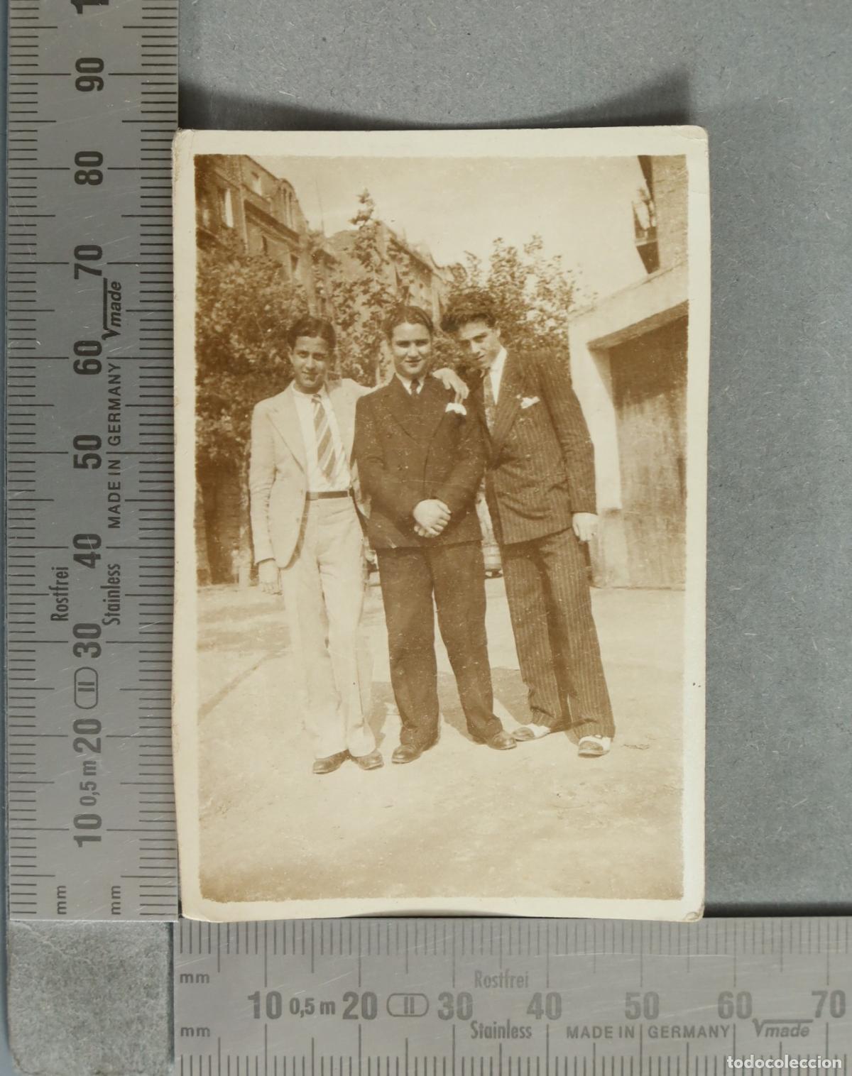 Fotograf&iacute;a antigua: FOTOGRAFIA. Tres j&oacute;venes posando en la calle hacia 1930