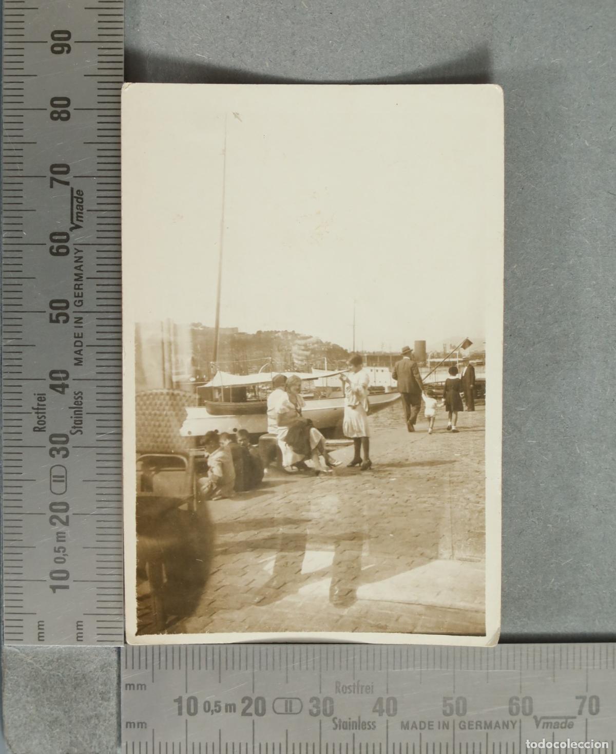 Fotograf&iacute;a antigua: FOTOGRAFIA. Puerto - Personas paseando junto a barcos 1931