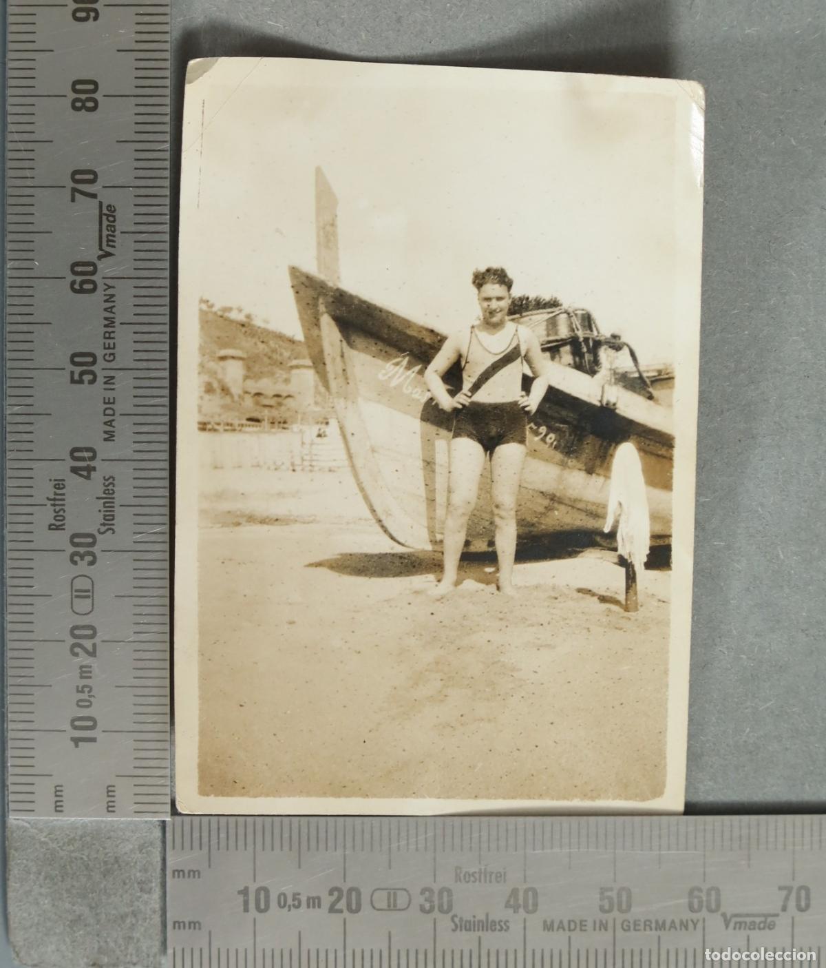 Fotograf&iacute;a antigua: FOTOGRAFIA. Hombre en la playa junto a barca 1931