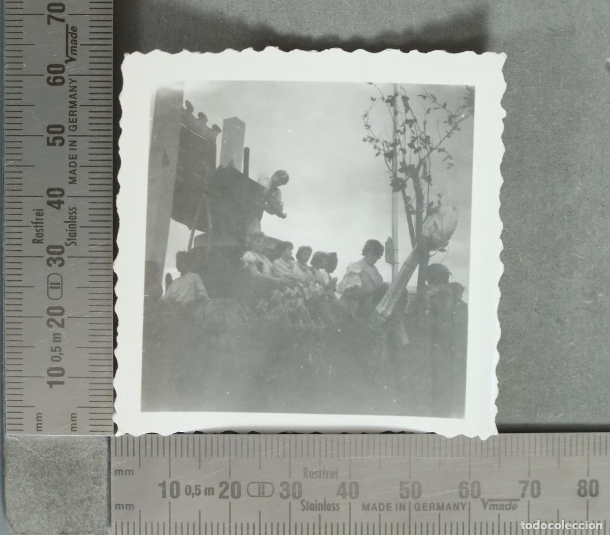 Fotograf&iacute;a antigua: FOTOGRAFIA. Desfile con carroza y personas hacia 1930