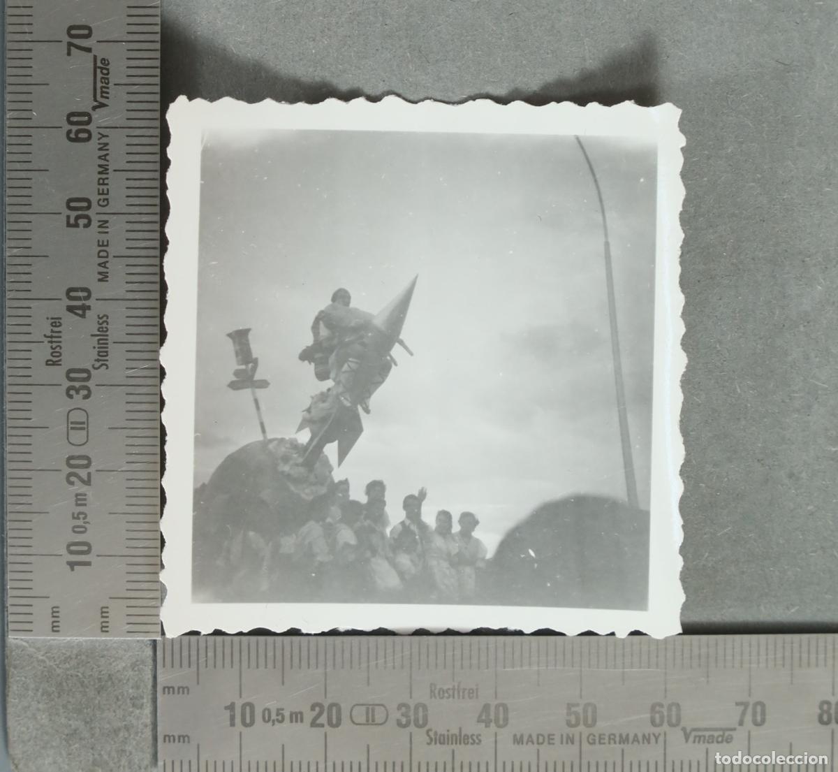 Fotograf&iacute;a antigua: FOTOGRAFIA. Monumento con cohete y personas DESFILE hacia 1930