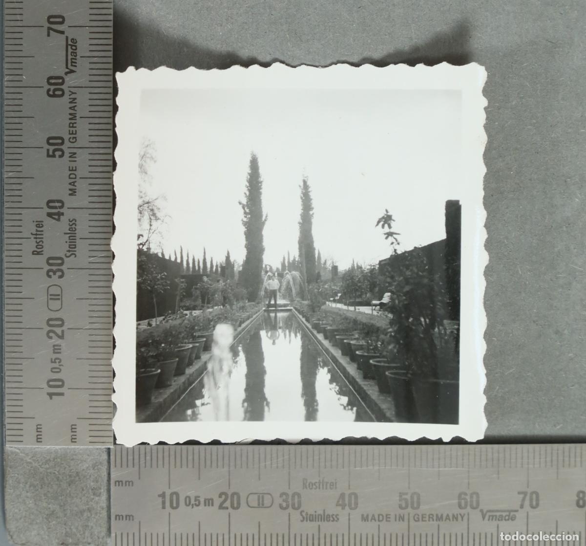 Fotograf&iacute;a antigua: FOTOGRAFIA. Jardin con fuente y estanque hacia 1940