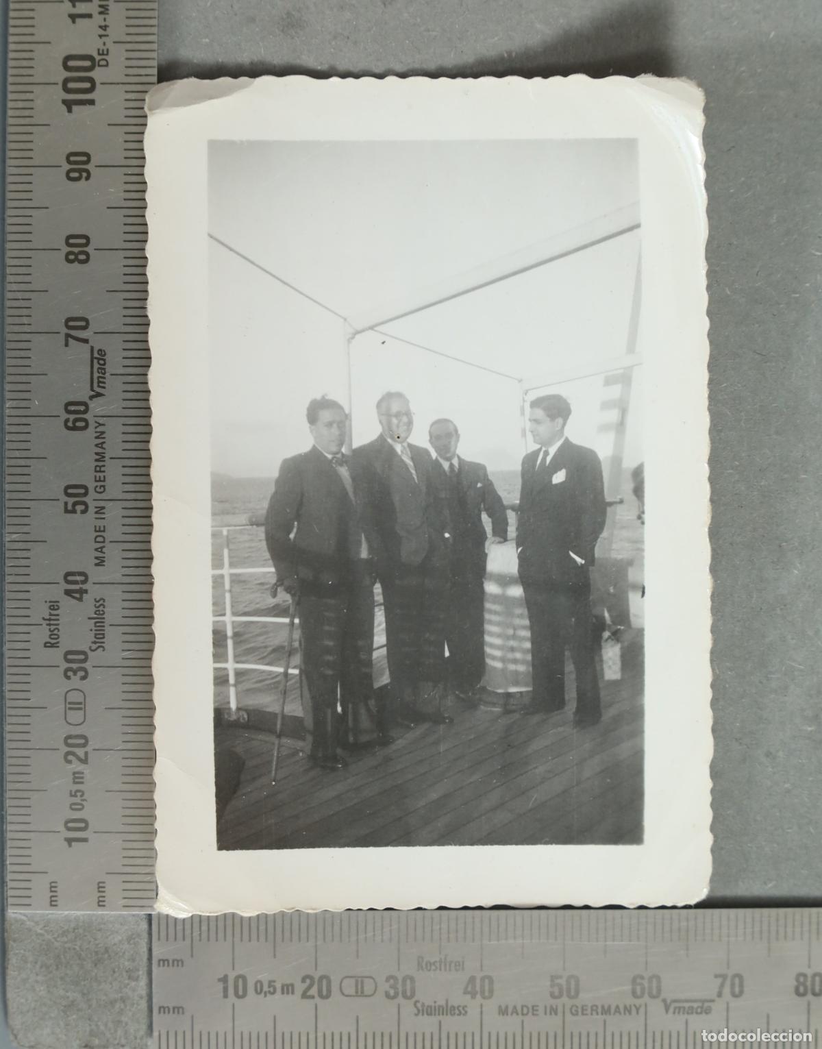 Fotograf&iacute;a antigua: FOTOGRAFIA. Hombres en barco hacia 1930