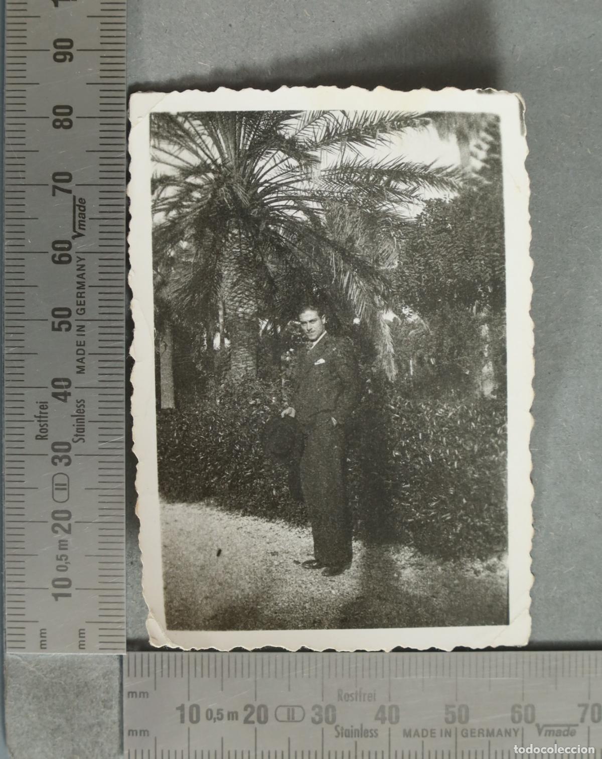 Fotograf&iacute;a antigua: FOTOGRAFIA. Hombre en el parque de M&aacute;laga 1934